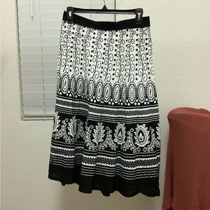 Sm but elastic waist. Fits med too